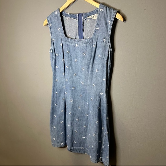 R-Wear Vintage Sleeveless Embroidered Floral Denim Dress - Picture 2 of 9